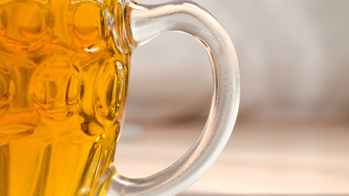 明日、4月25日(土)までに取りに来られる方のみ！ビールジョッキ、ワイングラス、グラスなど大量にあります。全て廃棄予定です。持って帰っていただけると大変助かります。写真は現在あるものです！ Amazon | ワイングラス ブランデーグラス 特大ビールジョッキ 2000ml